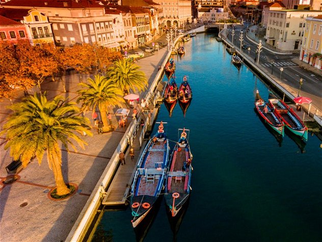 Half day visit of Aveiro and Costa Nova with cruise on a typical boat